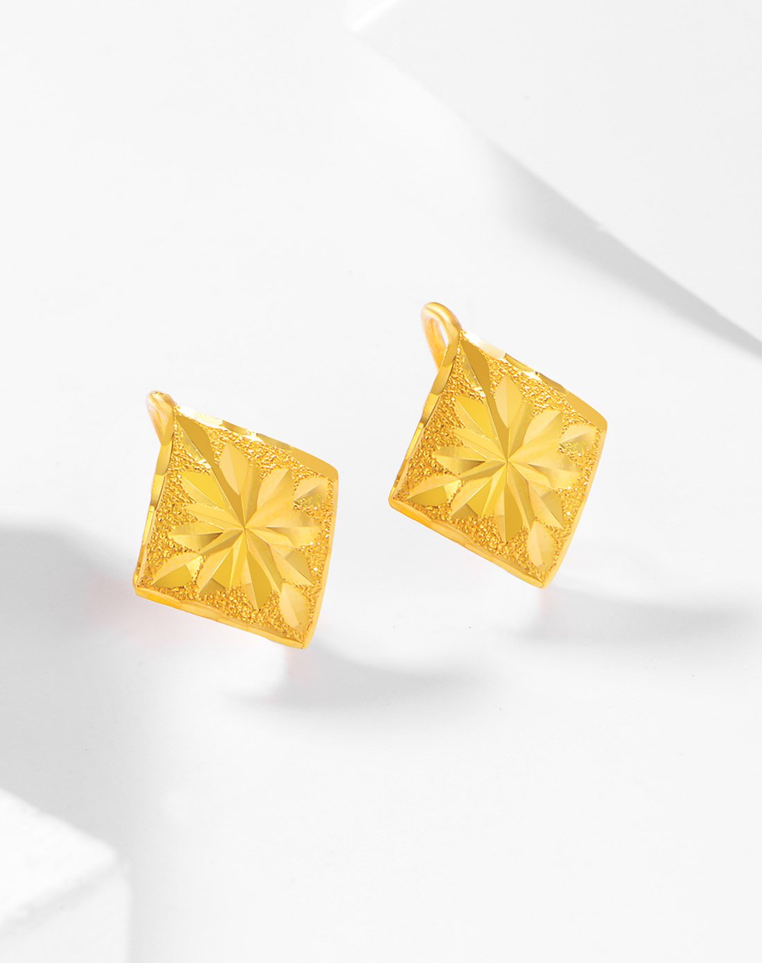 赛菲尔礼迎春节黄金专场菱形车花足金9999耳环(计价)约2.