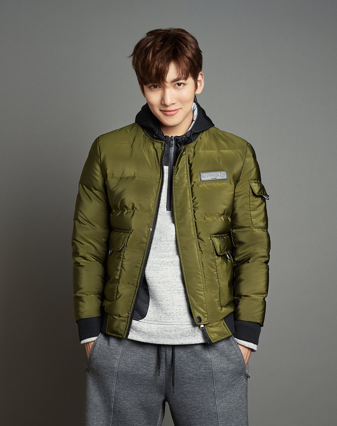 池昌旭同款 休闲时尚 男款军绿羽绒服