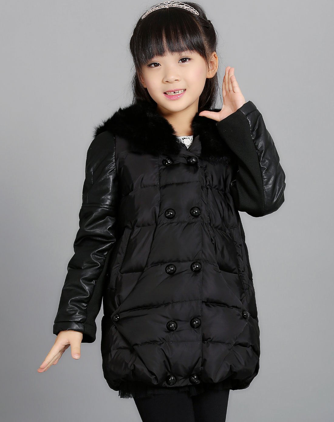 女童黑色羽绒服