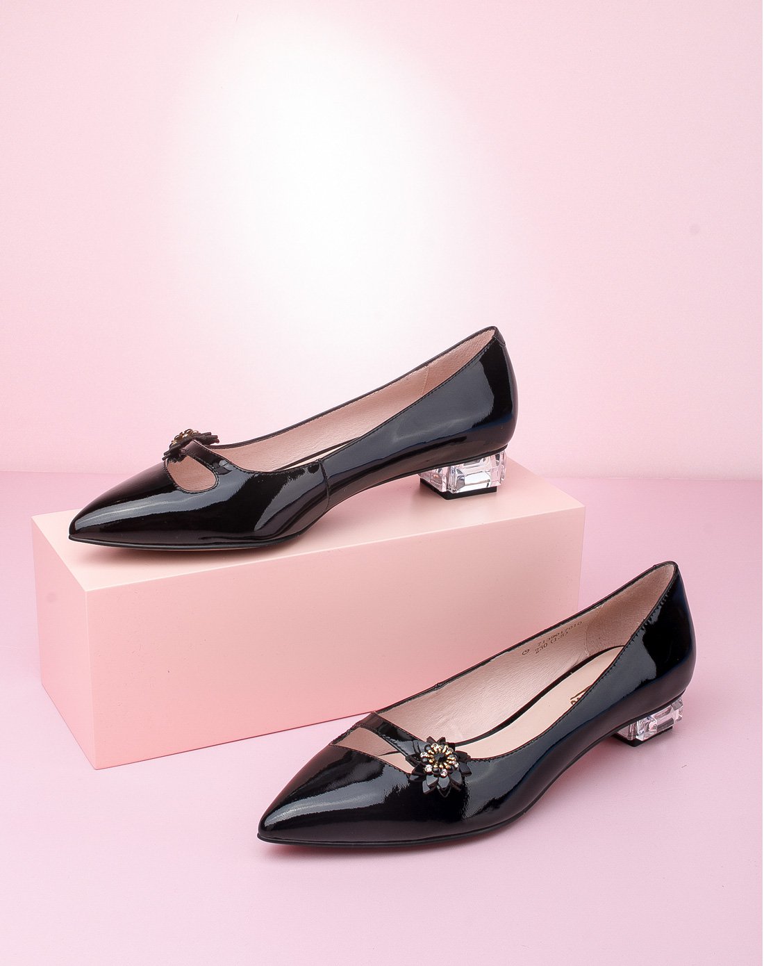 新款时尚清新花朵尖头水晶低跟通勤女单鞋浅蓝色7139017610_唯品会