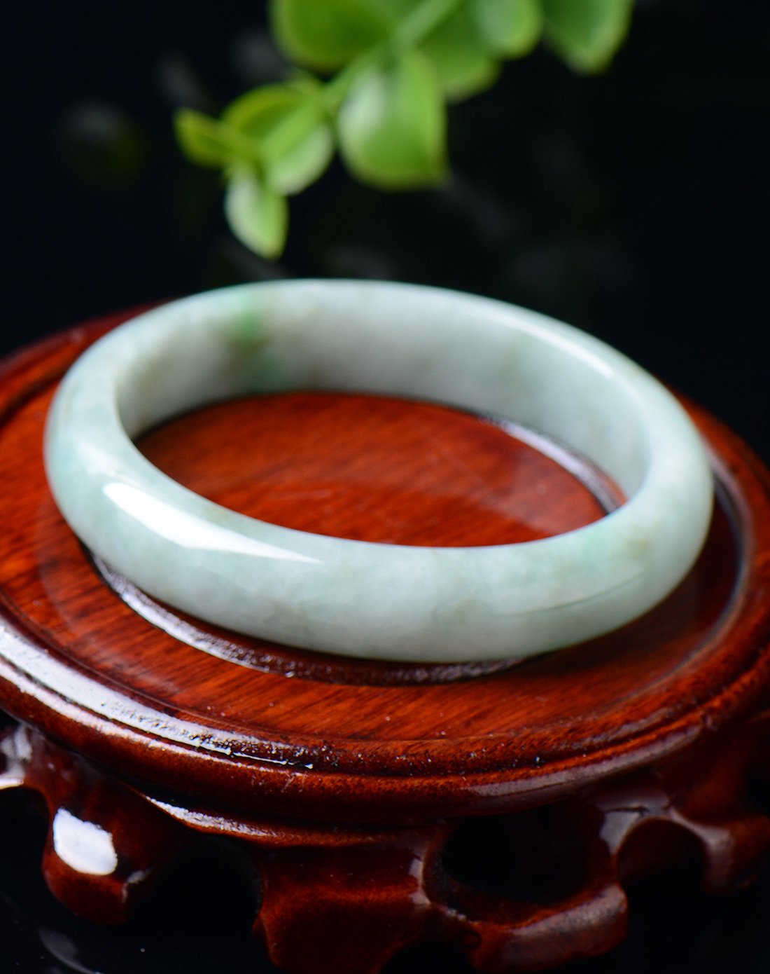 aznavour 豆种翠绿飘花贵妃镯a货附证书如图