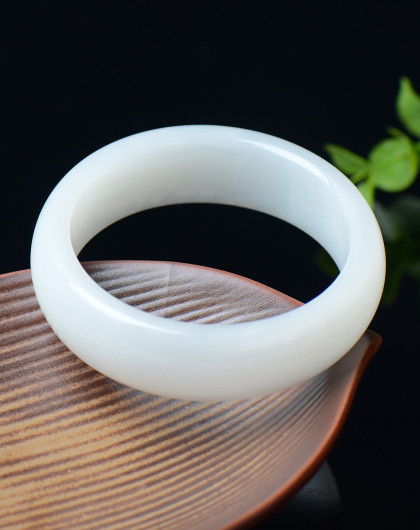 特色天然和田白玉手镯附证书附证书