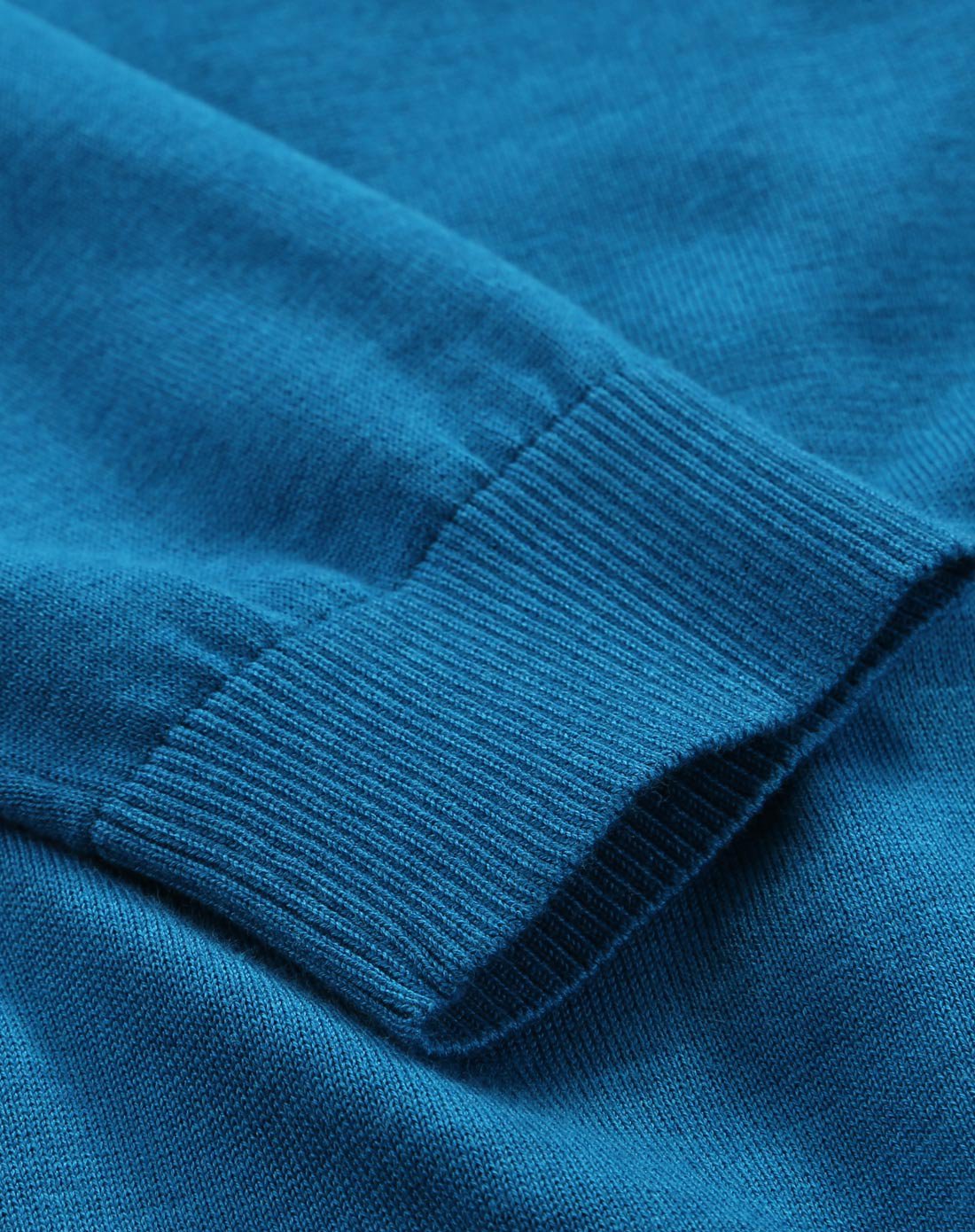 男装百搭细条纹修身版圆领长袖针织衫蓝色