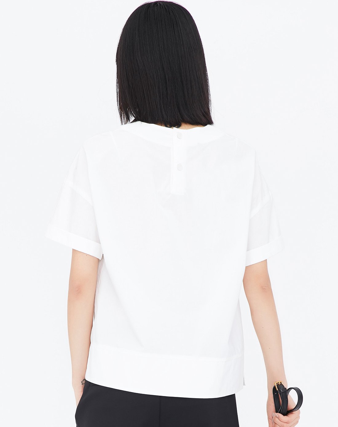 白色圆领宽松廓型中袖t恤