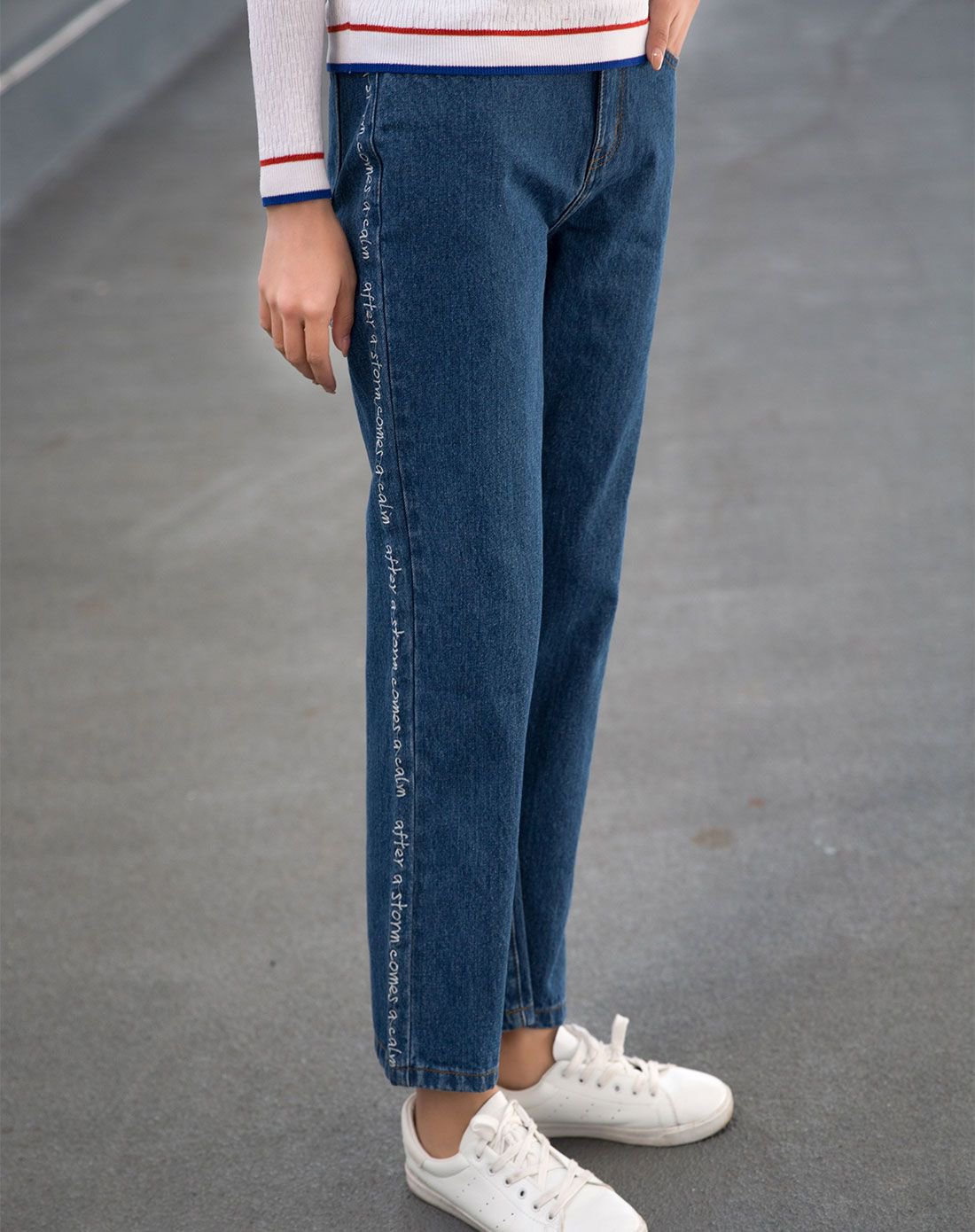 牛仔蓝复古时尚绣花基础款阔腿牛仔裤