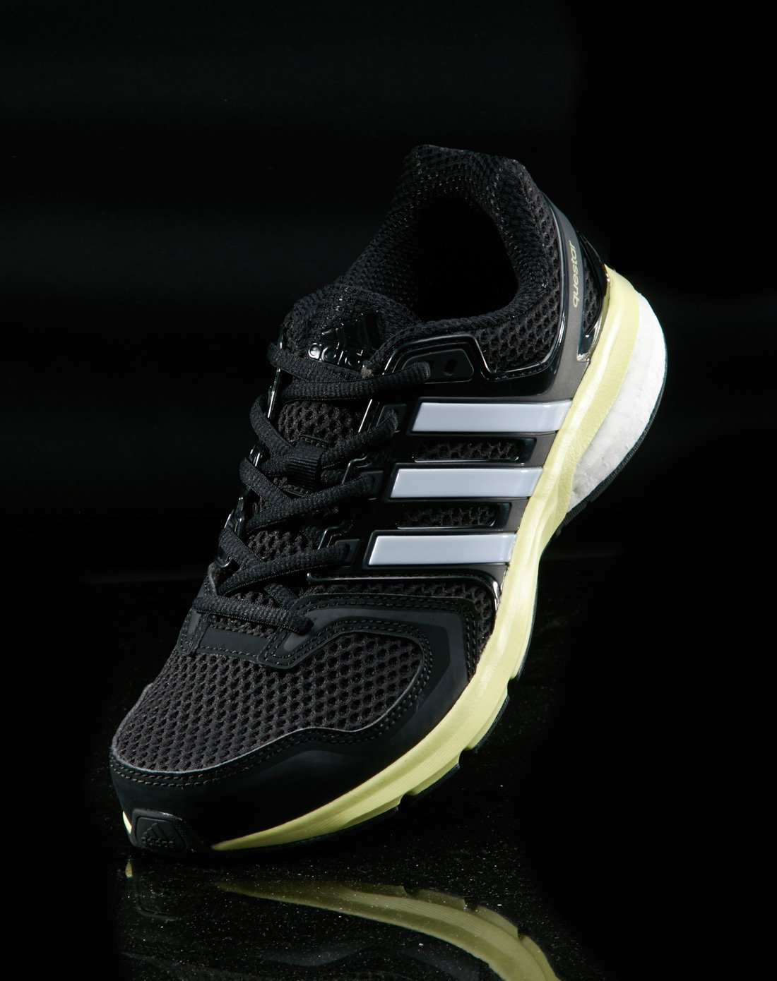 女款黑色跑步鞋 boost系列.