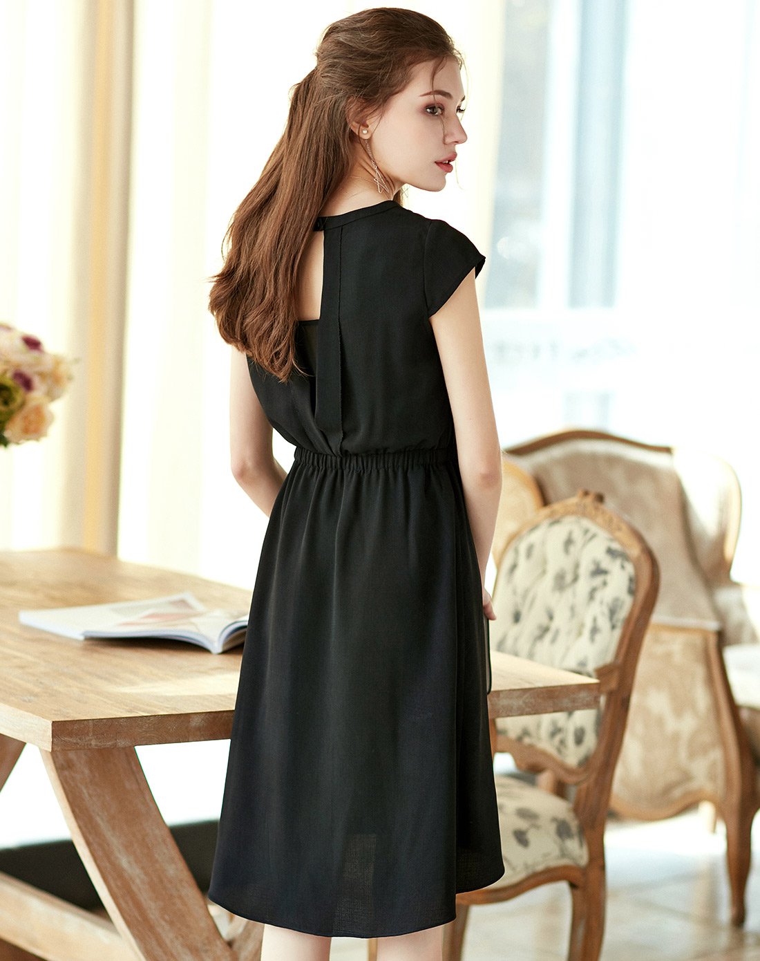 简约通勤v领收腰半袖连衣裙黑色