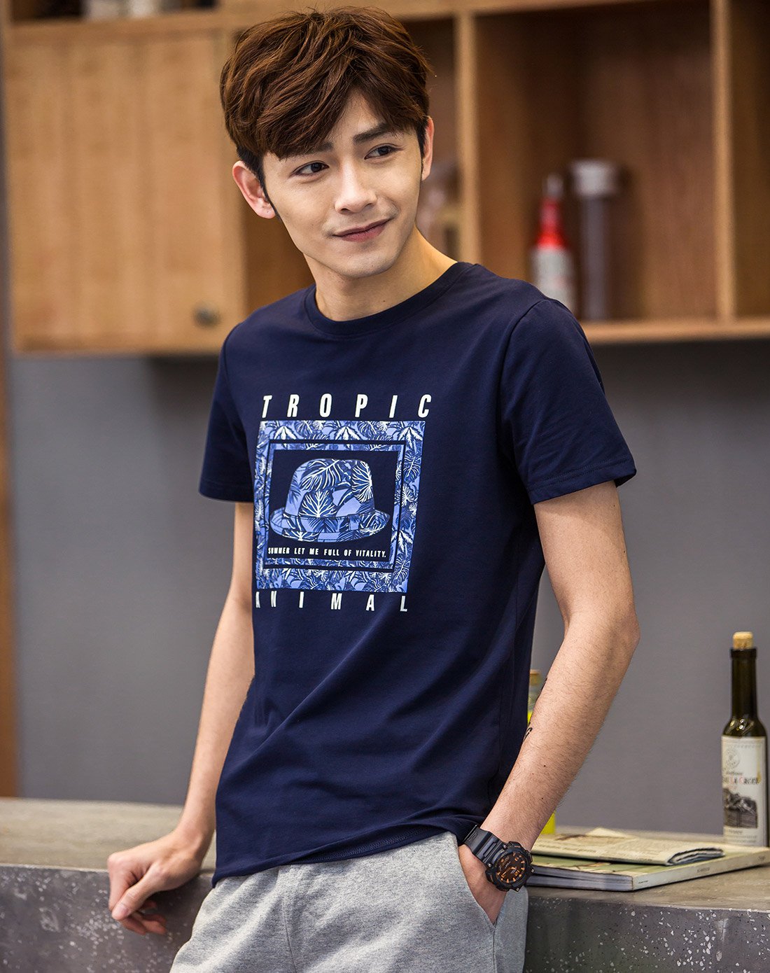 男款藏青花卉图案圆领短袖t恤