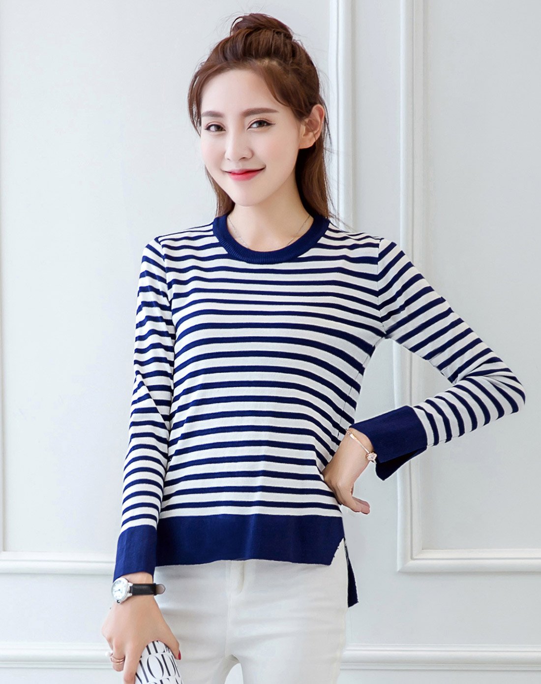 女款圆领条纹针织衫白黑色调