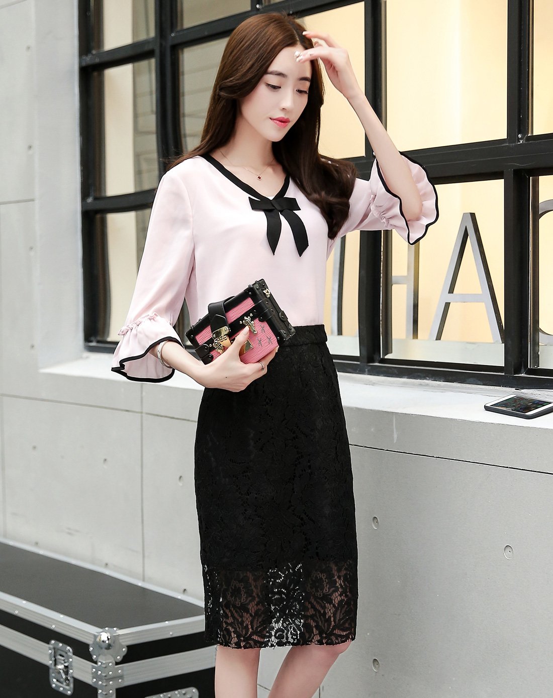 女粉色五分公主袖上衣搭黑色蕾丝半身裙套装