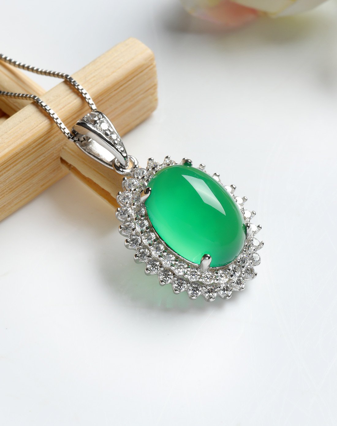 s925银镶冰透玉髓蛋面吊坠如图