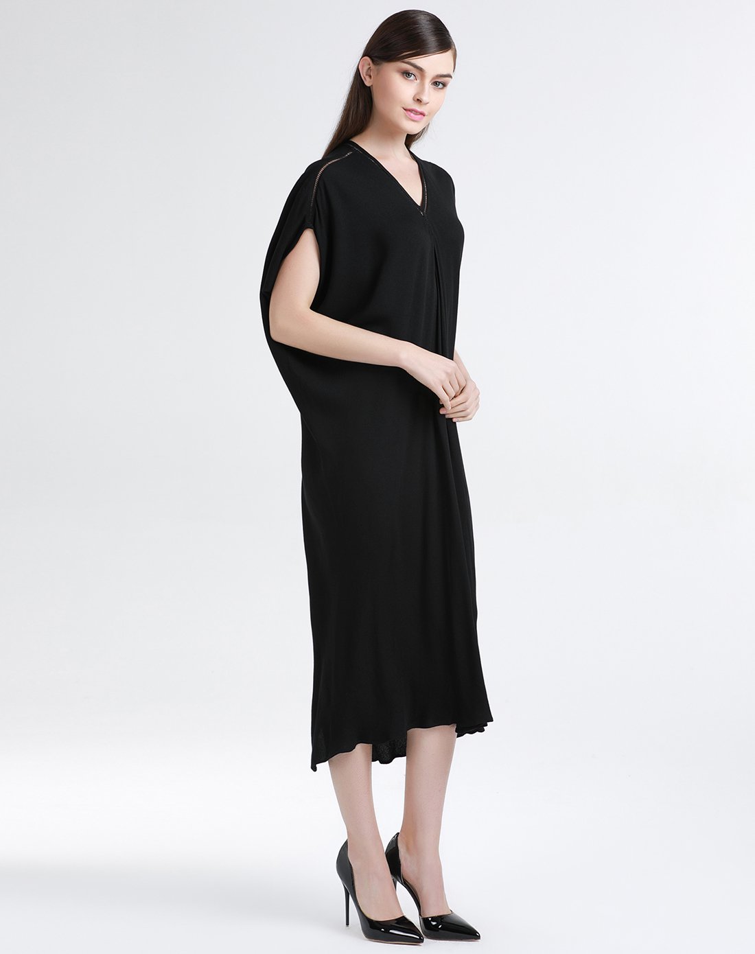 镂空v领廓形蝙蝠袖个性连衣裙