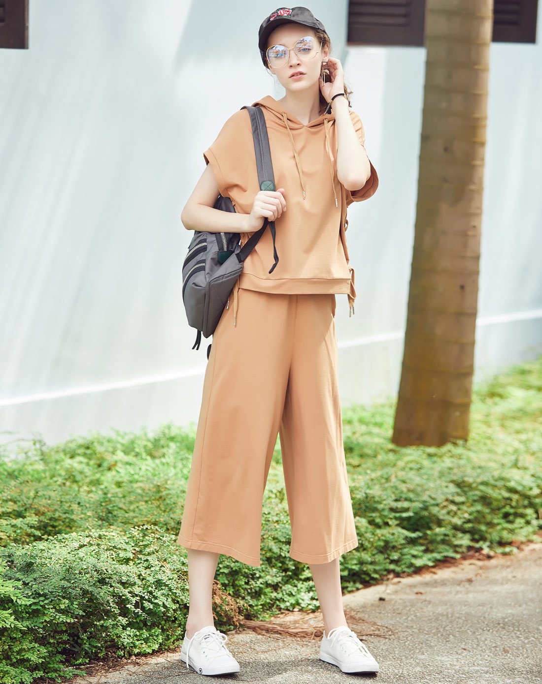 休闲运动风套装驼色