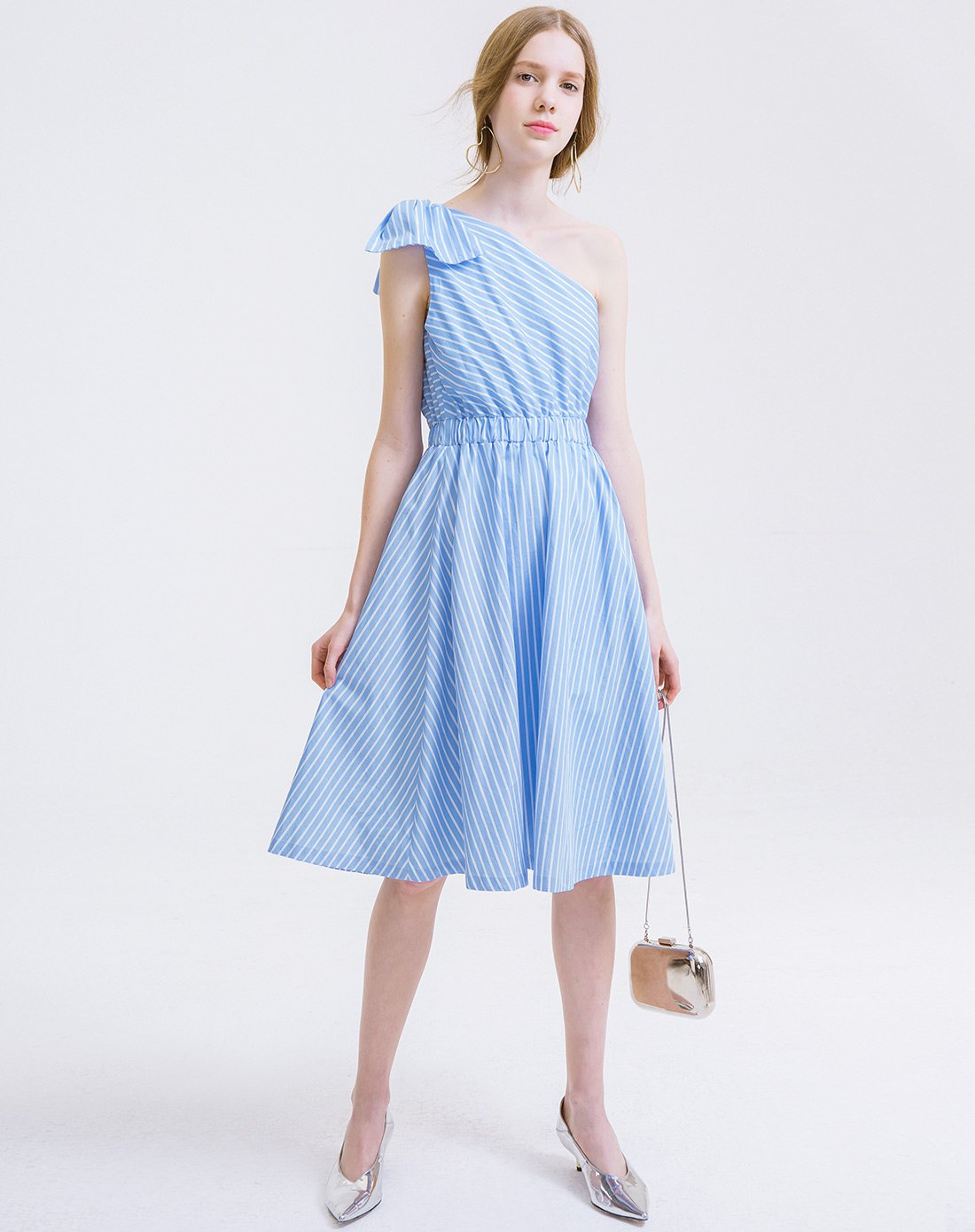 蓝白条斜肩连衣裙收腰时尚裙子修身礼服