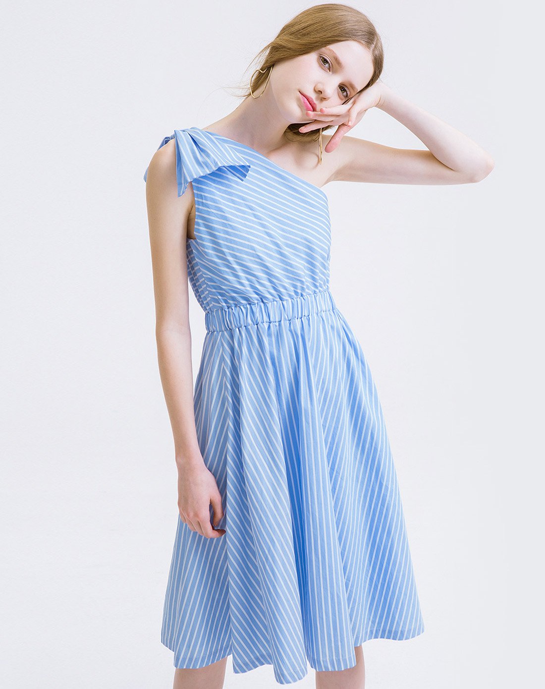 蓝白条斜肩连衣裙收腰时尚裙子修身礼服