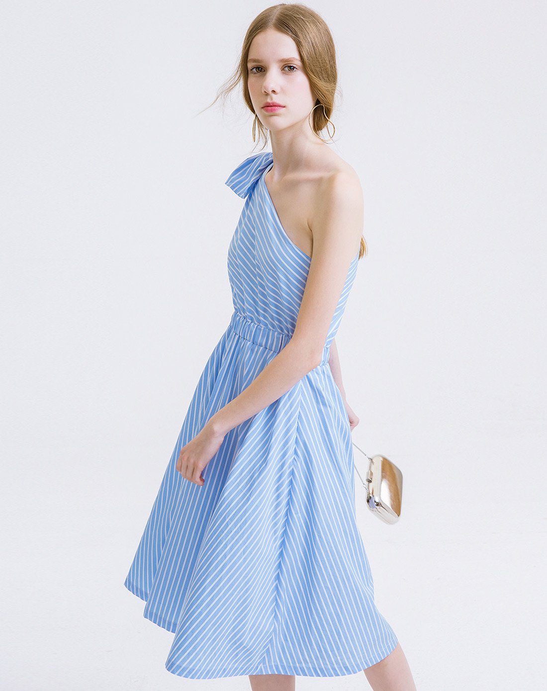 蓝白条斜肩连衣裙收腰时尚裙子修身礼服