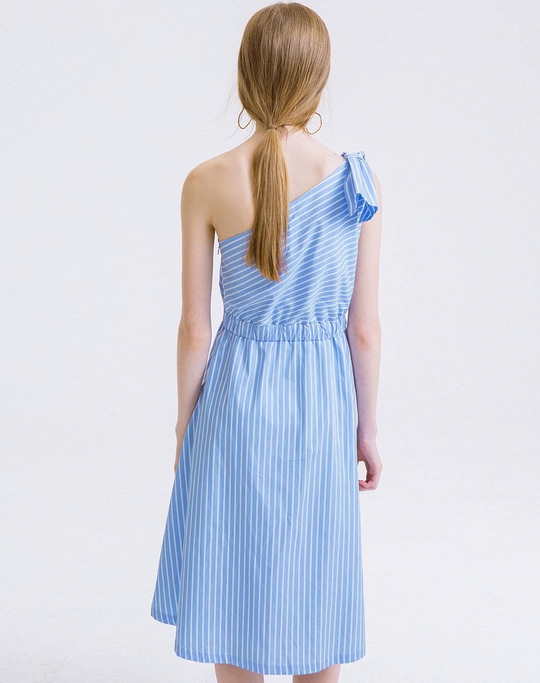 蓝白条斜肩连衣裙收腰时尚裙子修身礼服