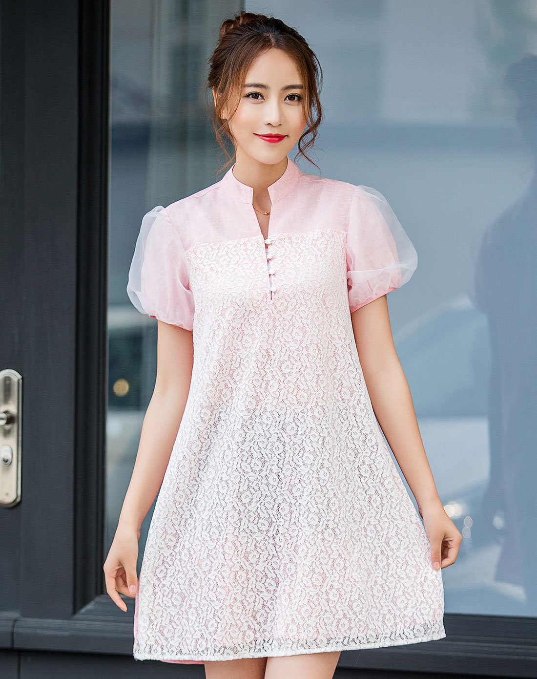 女款蕾丝花纹短袖连衣裙白色