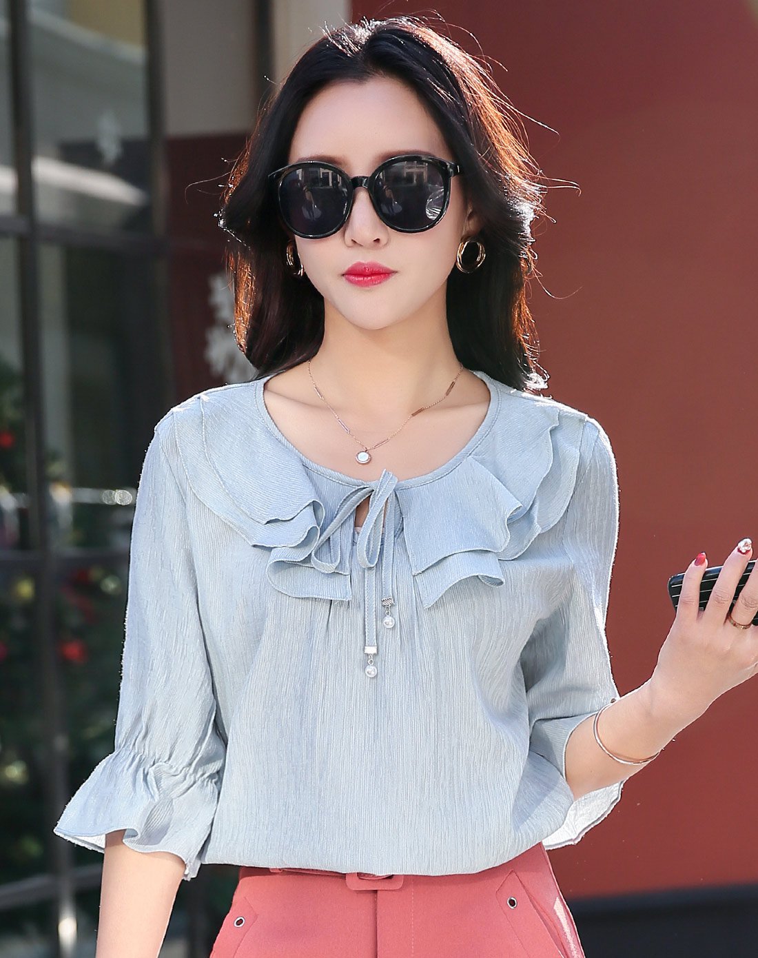 个性领喇叭袖时尚上衣浅蓝