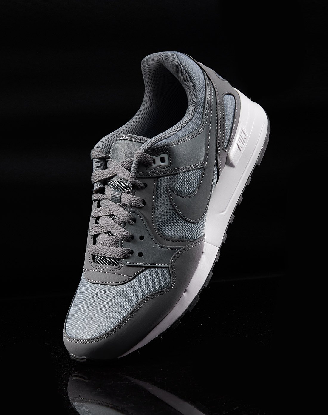 耐克nike air pegasus 男款灰色运动鞋 运动休闲系列