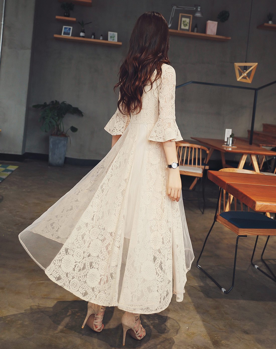 女款纯色圆领喇叭袖蕾丝连衣裙长裙米色