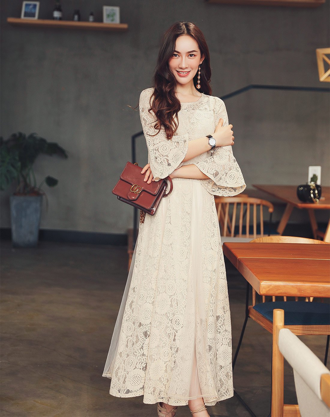 女款纯色圆领喇叭袖蕾丝连衣裙长裙米色