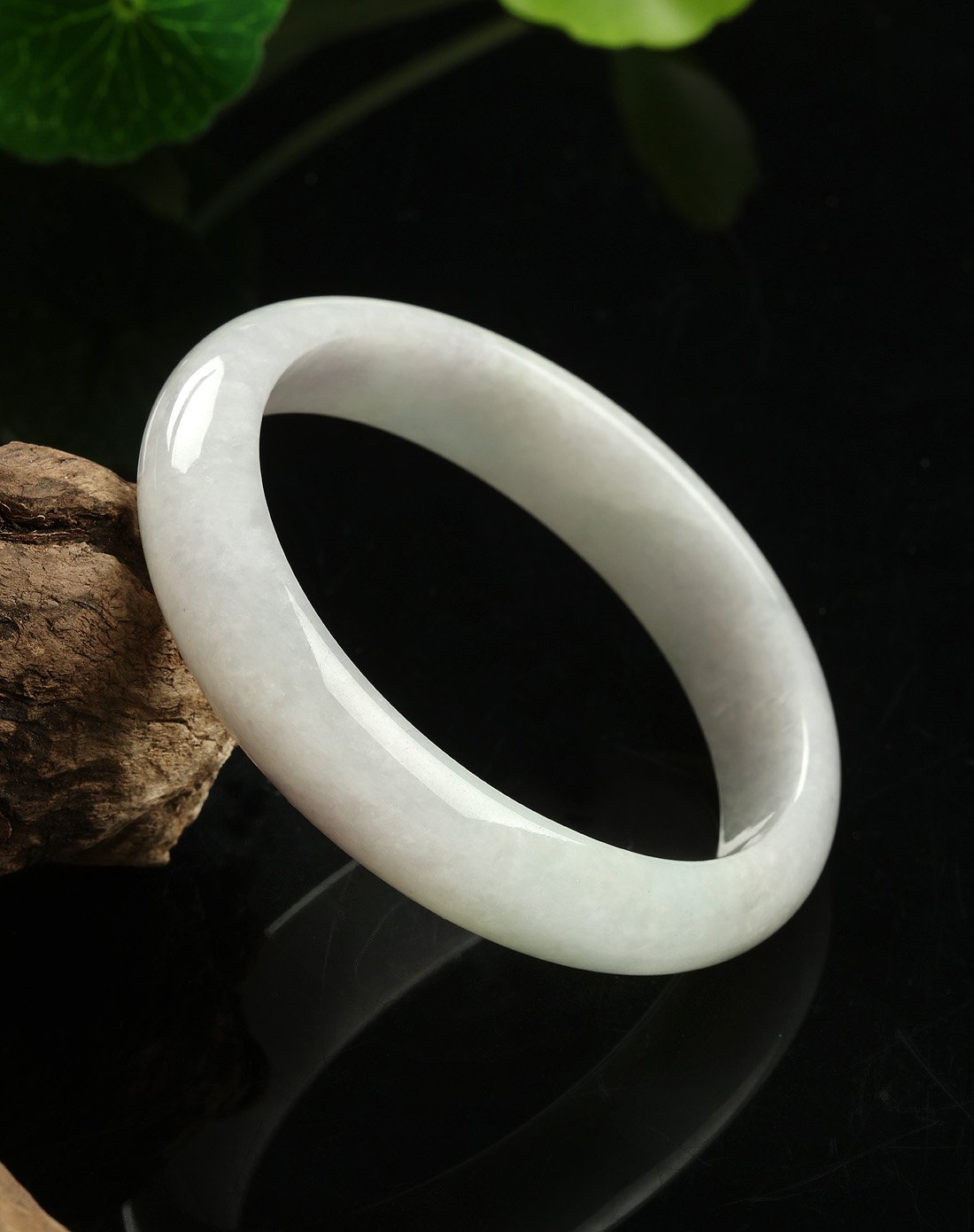 玛丽.温莎 天然翡翠a货细糯种浅绿贵妃镯附证书