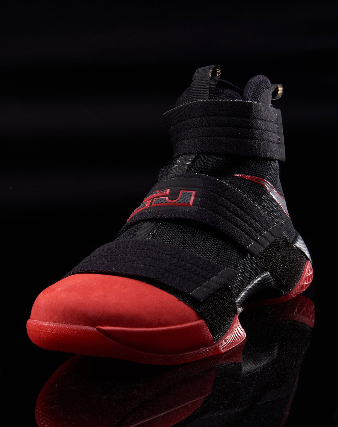 lebron 男款黑/红篮球鞋 篮球系列