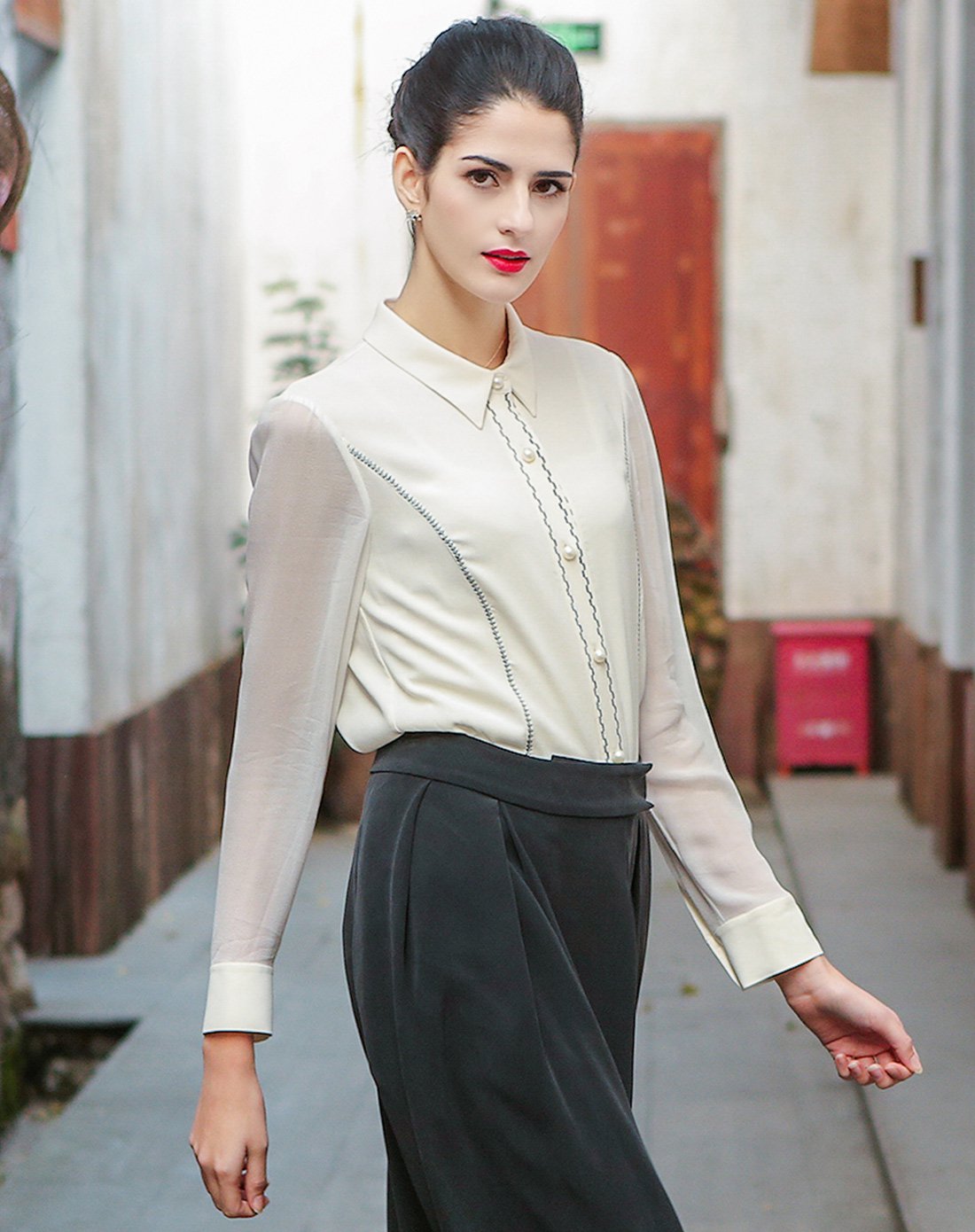 维欧艾丝绸36姆米尖领透明长袖珍珠圆扣桑蚕丝合身常规款白色真丝衬衫