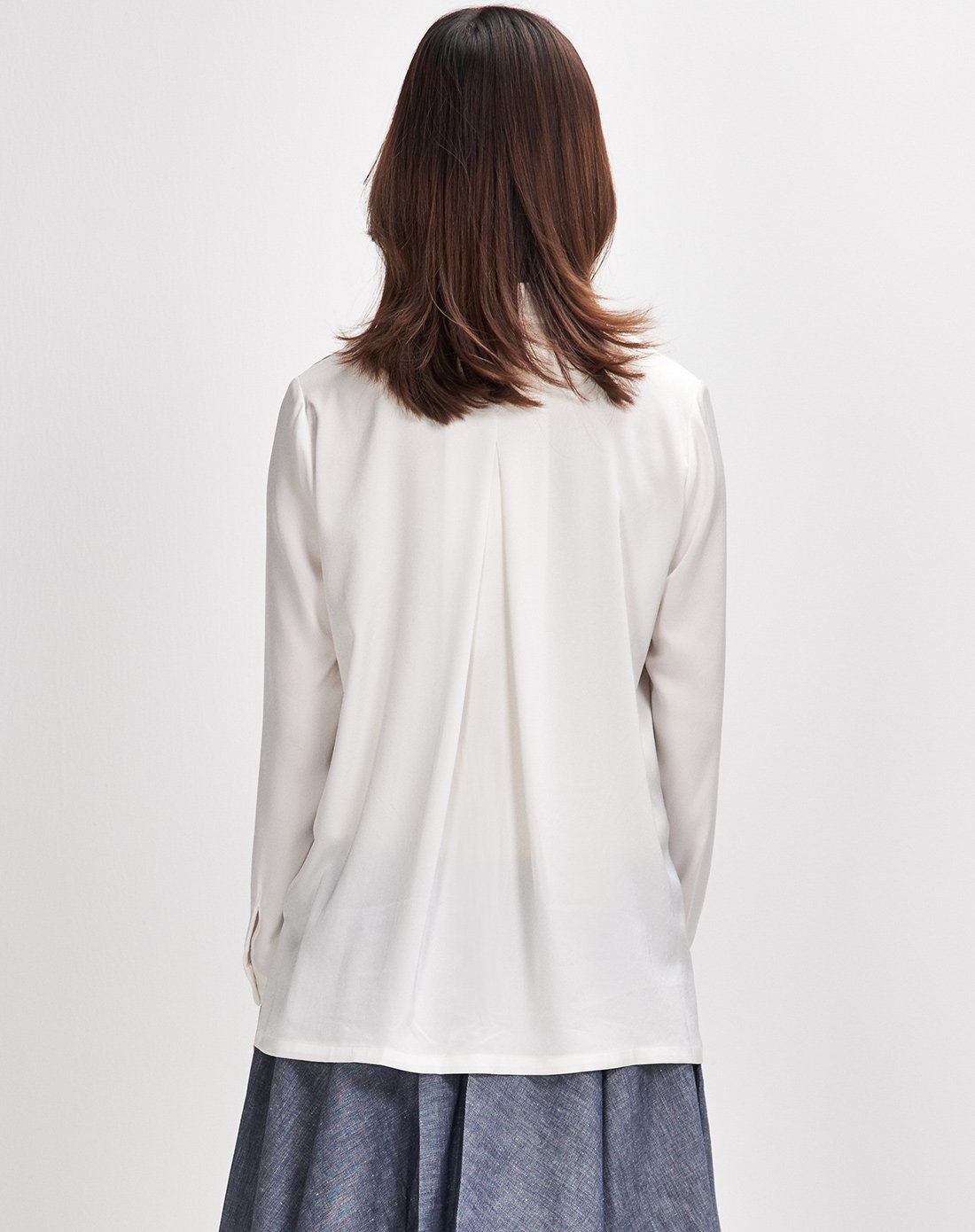 白色无领设计雪纺面料衬衫