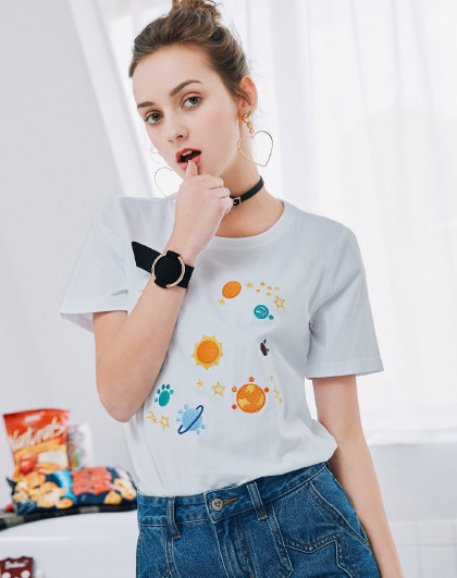 尼班诗nibbuns女装专场 刺绣宇宙图案宽松短袖t恤女上衣白色 运费