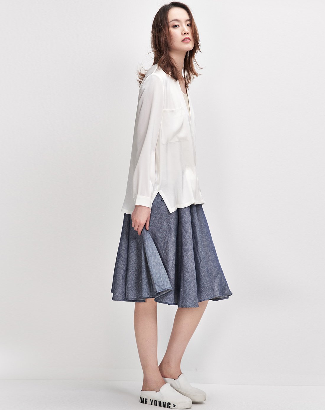 白色无领设计雪纺面料衬衫