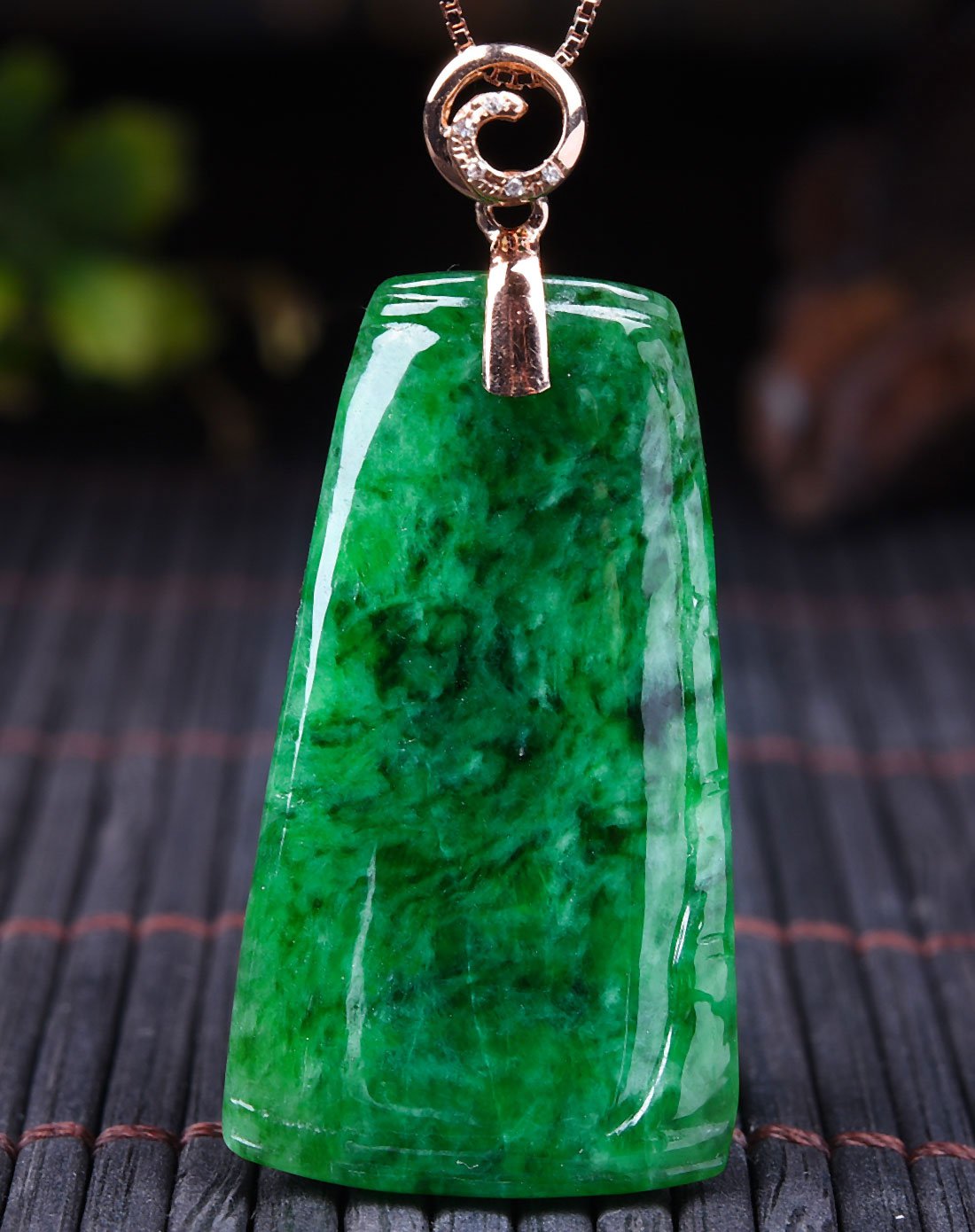 亿珍阁 18k金镶嵌a货满绿糯种无事牌翡翠吊坠附证书