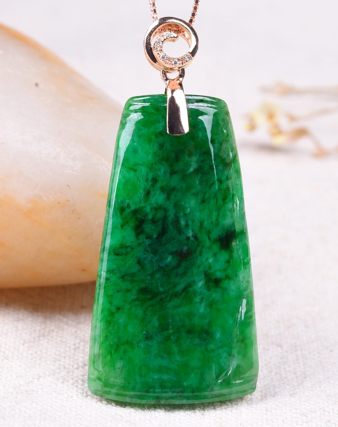 亿珍阁 18k金镶嵌a货满绿糯种无事牌翡翠吊坠附证书