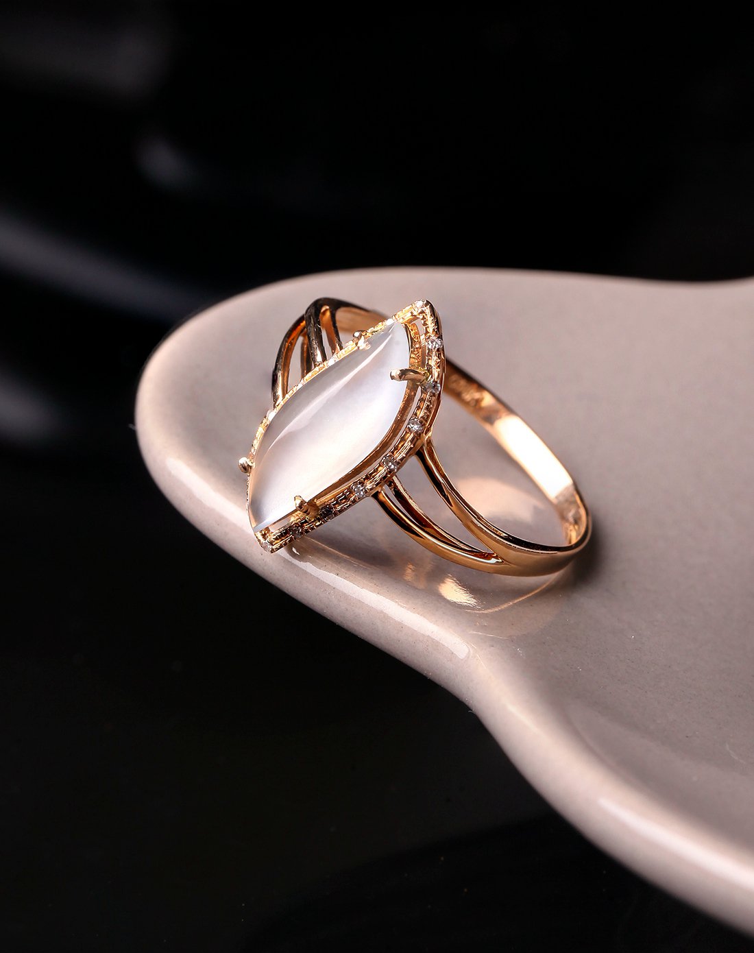 冰种起光蛋面18k金钻石镶a货翡翠戒指