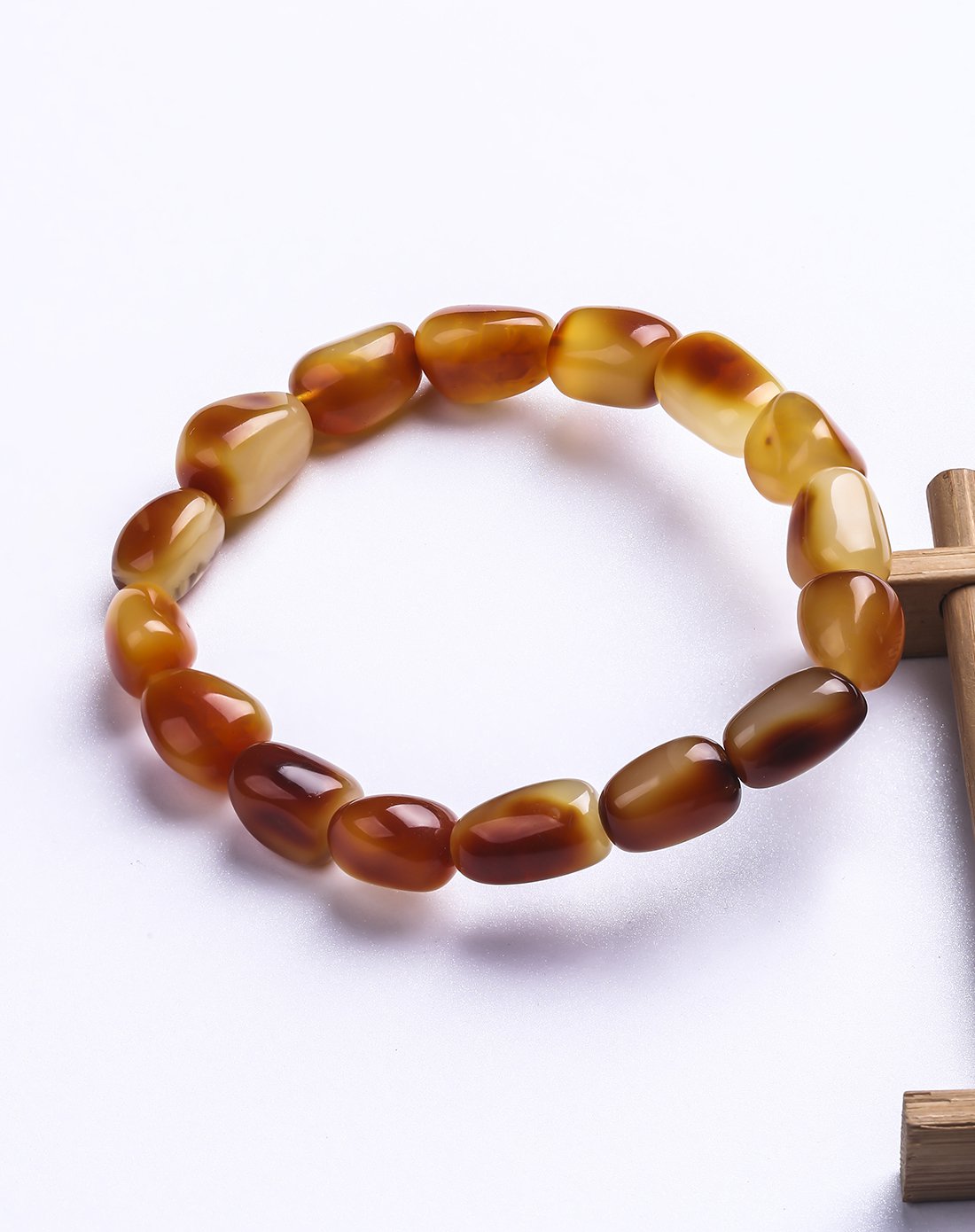 玛丽.温莎 焦糖色琥珀蜜蜡随形珠手串如图附证书