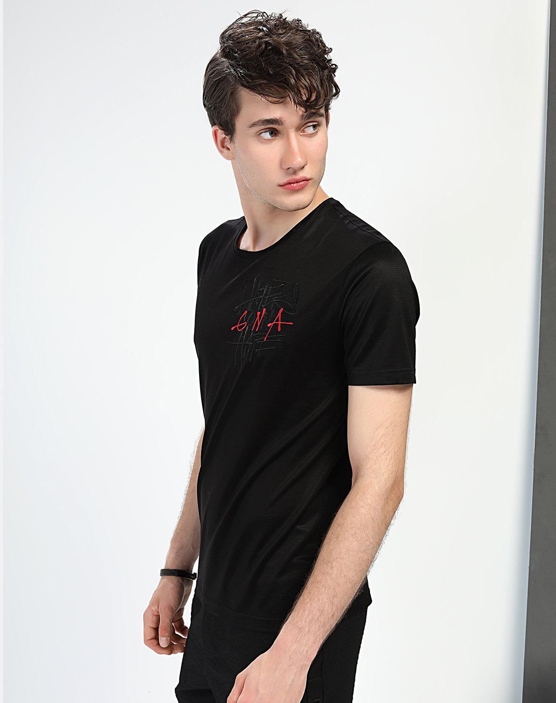 黑色时尚字母刺绣圆领短袖t恤