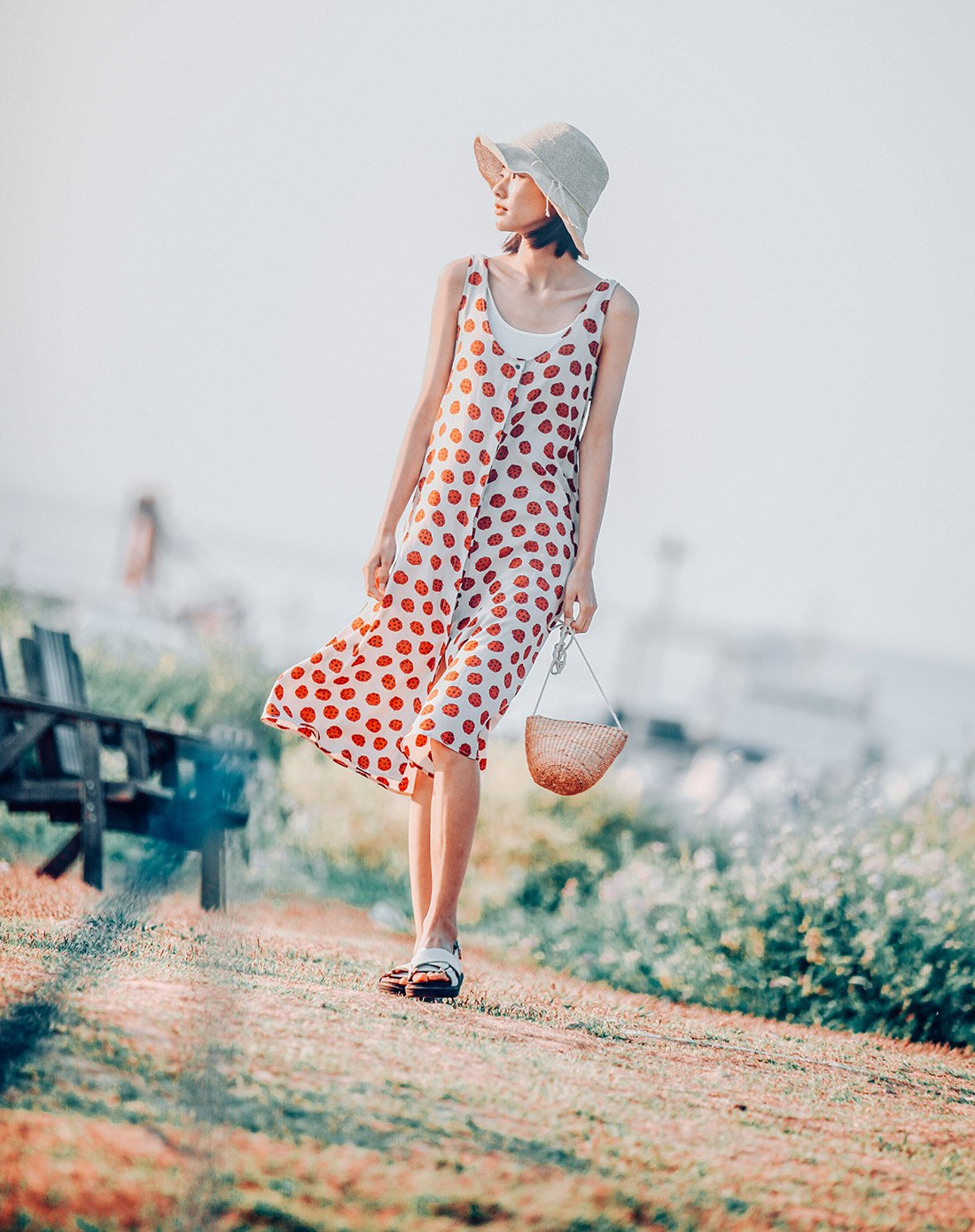 云上生活夏季简约文艺波点无袖连衣裙