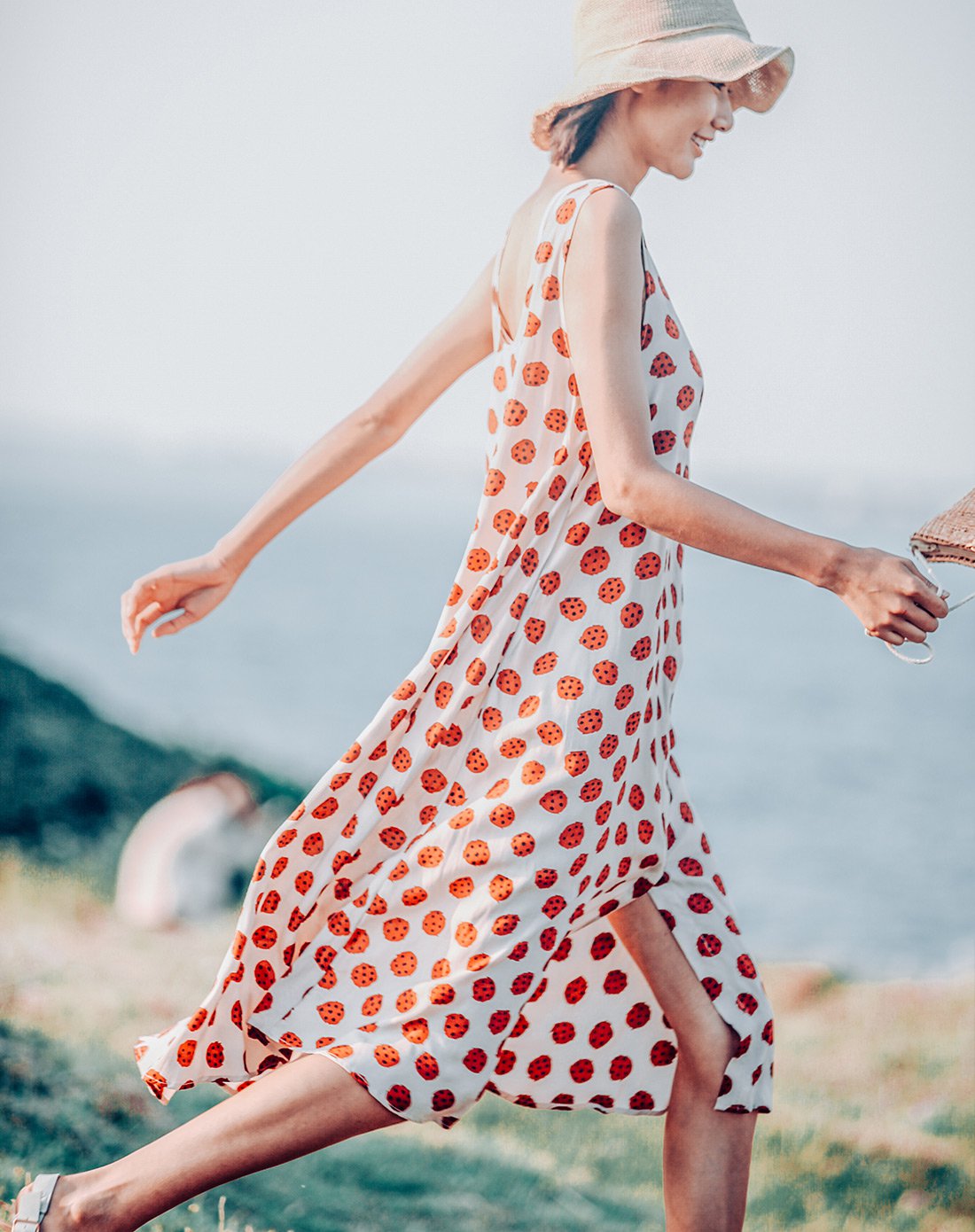 云上生活夏季简约文艺波点无袖连衣裙