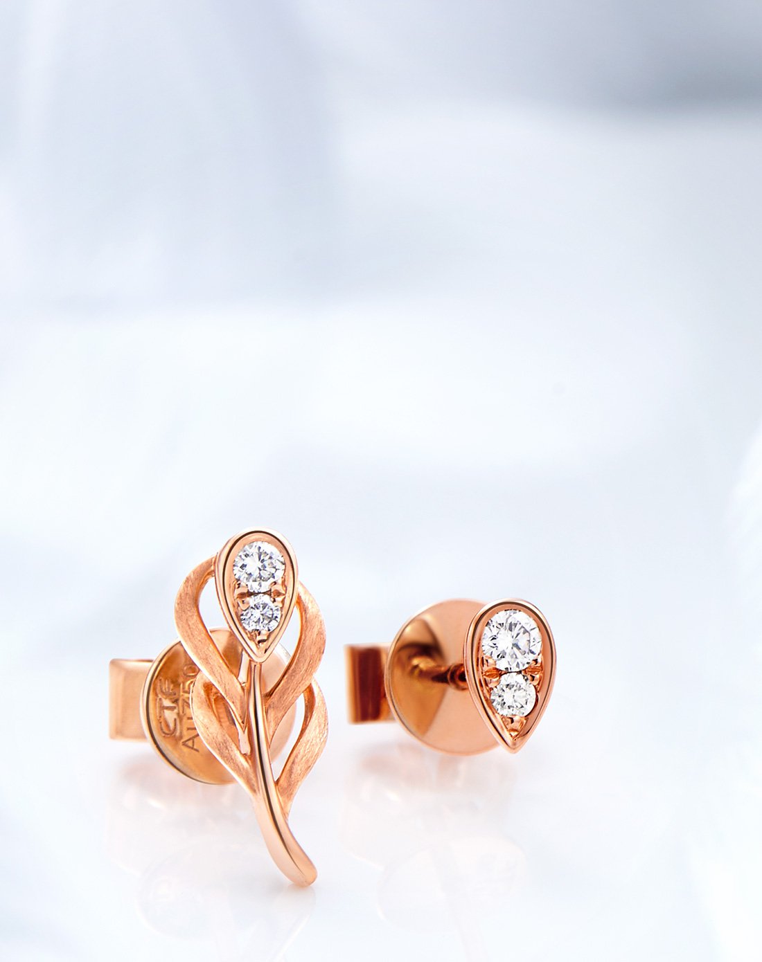 周大福 爱情羽毛系列18k金钻石耳饰