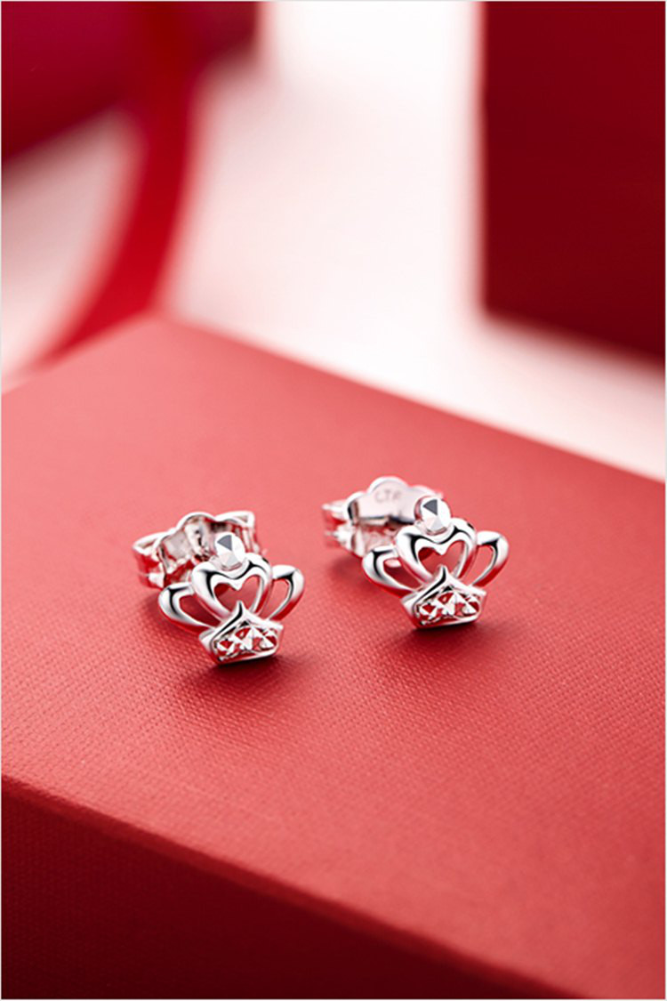 周大福 经典皇冠925银耳钉(定价)