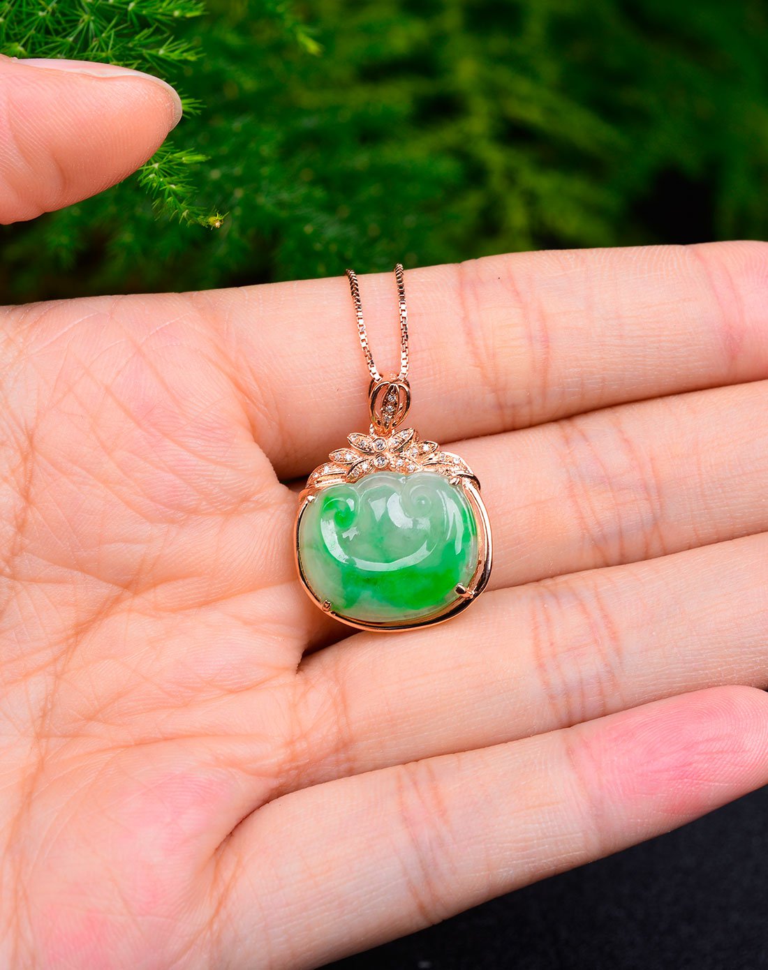 亿珍阁 18k金伴钻镶翡翠吊坠阳绿玉如意挂件附证书