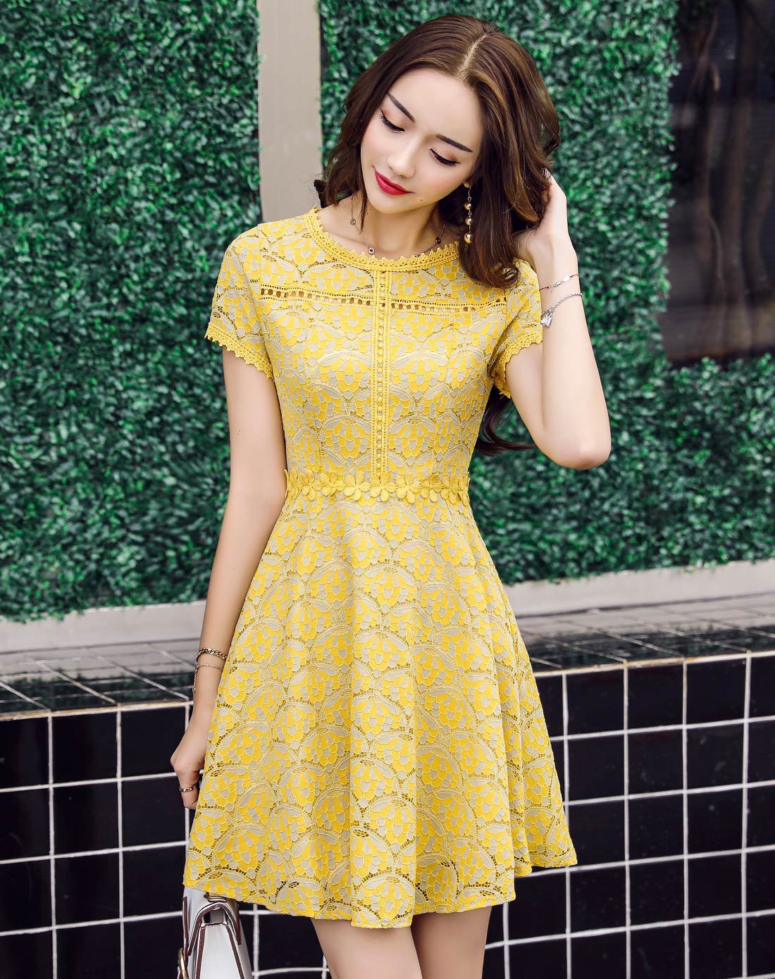 花边圆领短袖蕾丝修身连衣裙