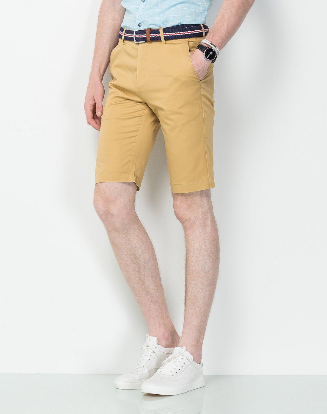 阳光时尚卡其色休闲短裤