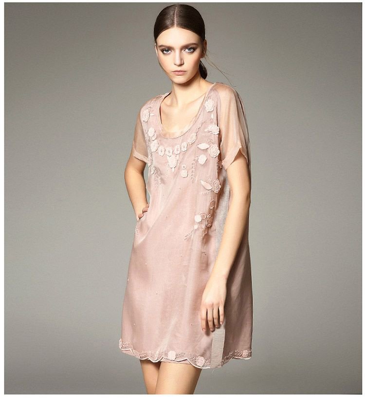 粉色时尚绣花真丝连衣裙