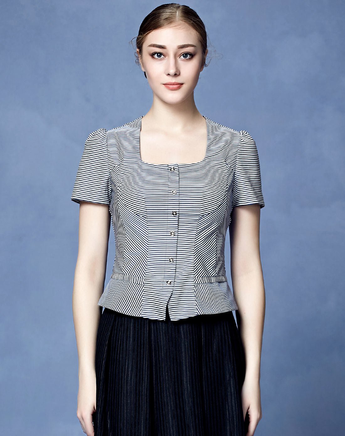 古色/sussi减龄优雅气质时尚百搭舒适透气修身u型领白底蓝条短袖夏季