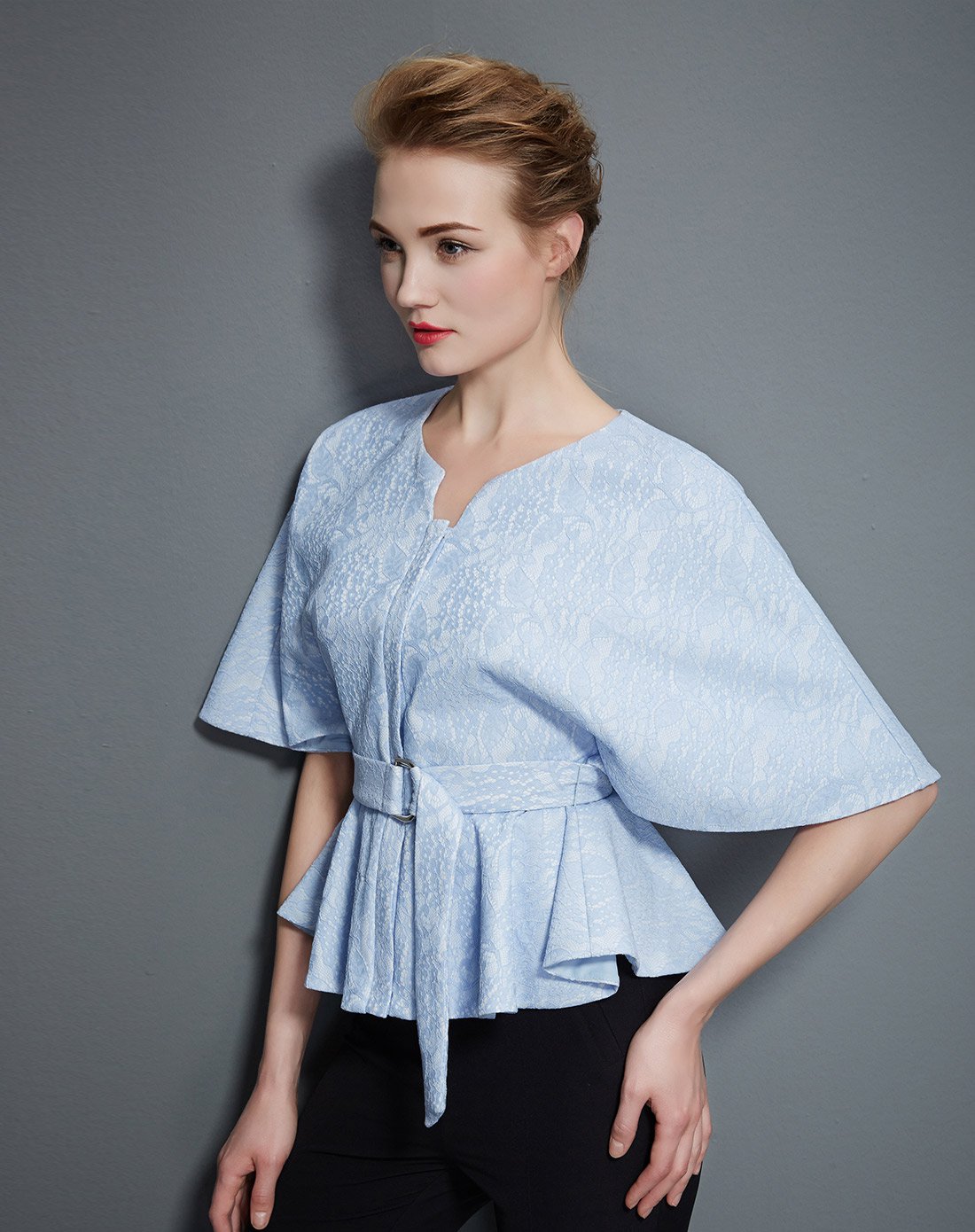 v领连肩喇叭袖复合蕾丝上衣