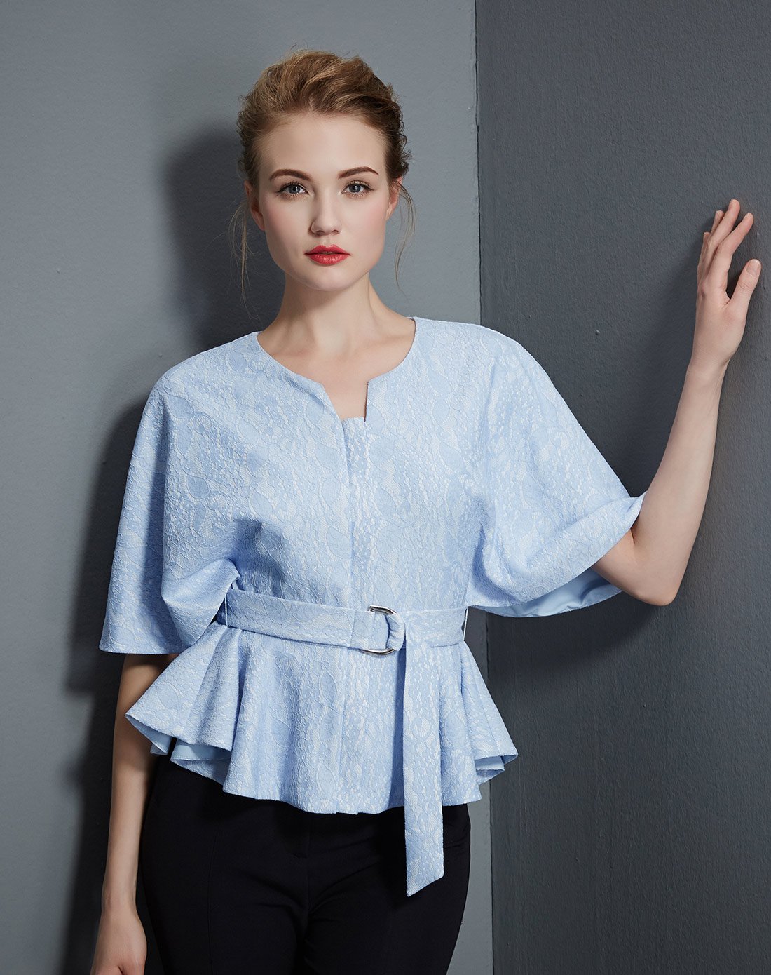 v领连肩喇叭袖复合蕾丝上衣