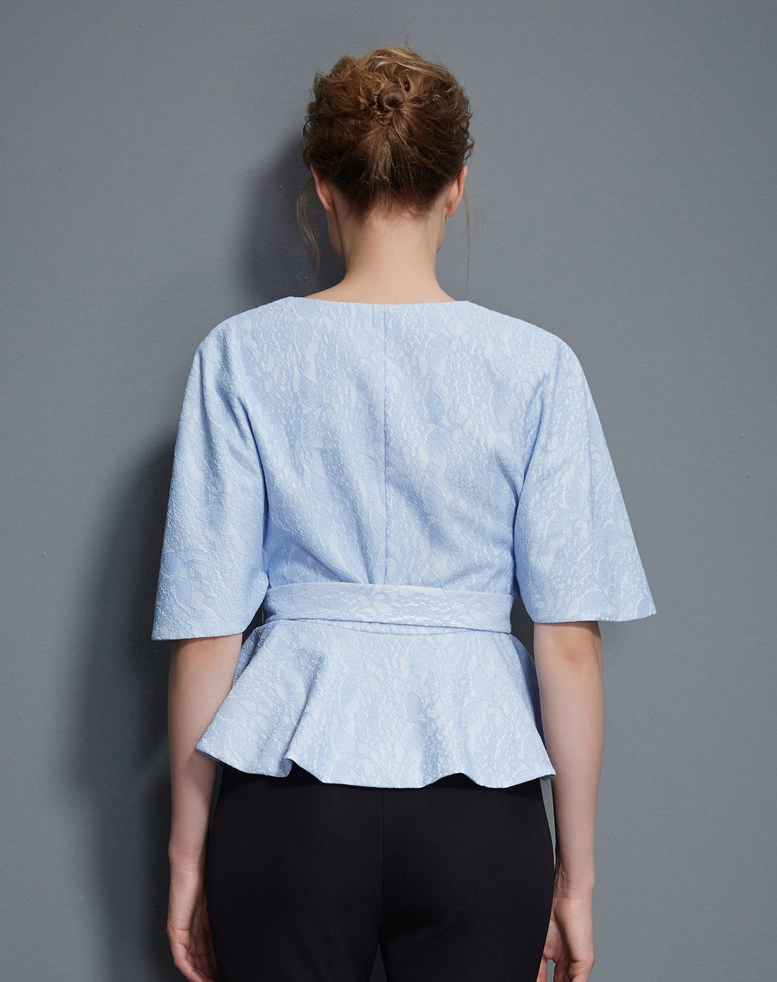 v领连肩喇叭袖复合蕾丝上衣