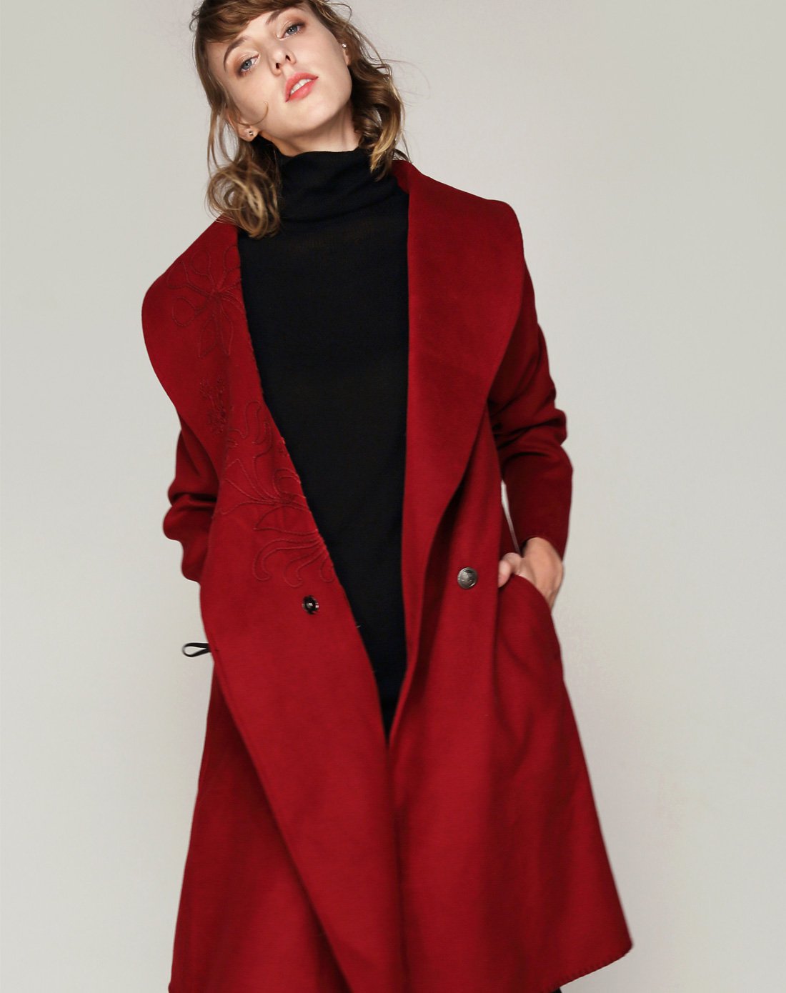 反季清仓-所在here暗红顺色绣花毛呢翻领长袖中长大衣531600440401_唯